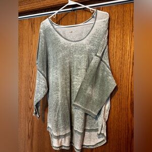 Women’s Central Park brand 3x lightweight scoop neck tunic with 3/4 sleeves.